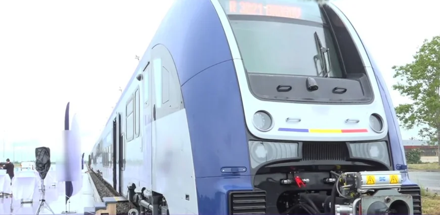 VIDEO Cum arată primul tren electric construit de polonezi pentru România. Face parte dintr-un lot de 62 de trenuri și atinge 160 km/h