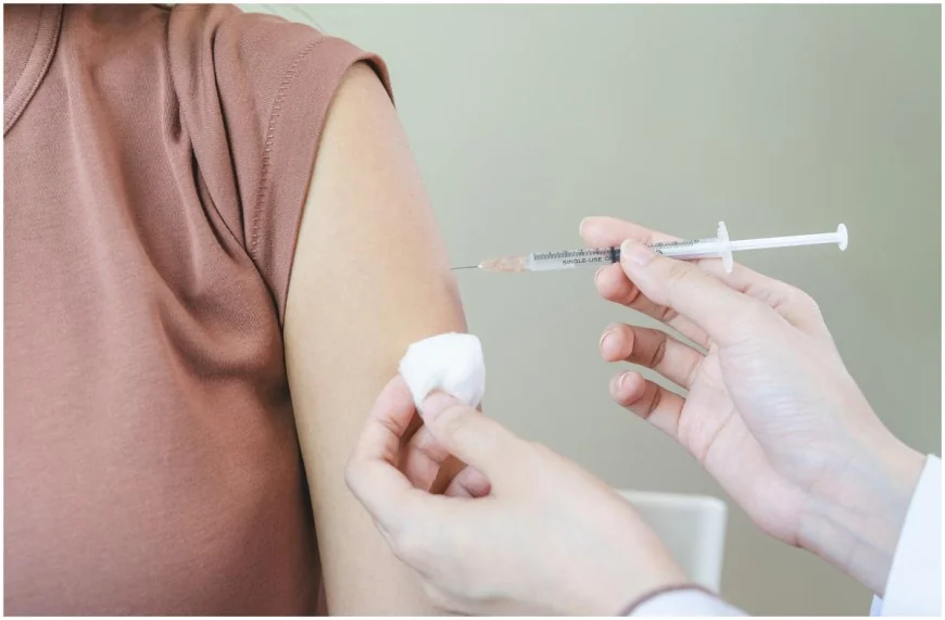 Vaccinarea gratuită anti-HPV, extinsă la fete şi băieţi până la 26 de ani. Proiectul, adoptat de Camera Deputaţilor