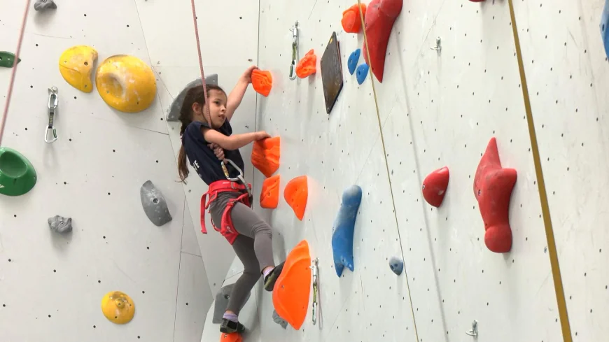 Escalada, sportul care începe să-i capteze pe copii: Îi ajută la concentrare, coordonare și încredere în sine