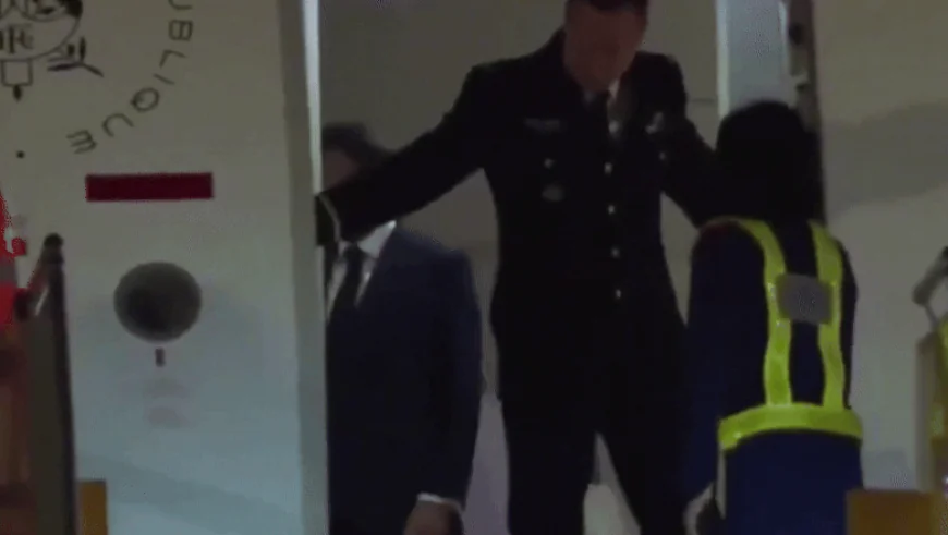 „Un moment de complicitate”: Imagini controversate, în care Brigitte Macron pare a-l lovi pe Emmanuel Macron