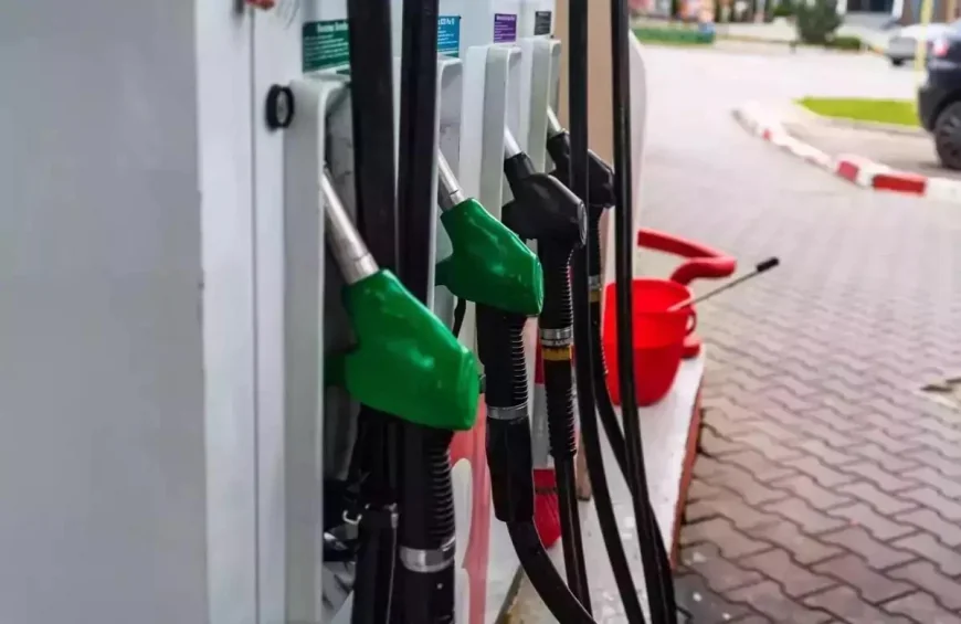 Care sunt preţurile la carburanţi astăzi, 26 mai 2025. Au rămas nemodificate, faţă de cele afişate la sfârşitul săptămânii trecute