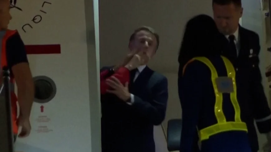 Emmanuel Macron, pălmuit de Brigitte în avion? Preşedintele francez a negat vreo dispută conjugală: Era o glumă