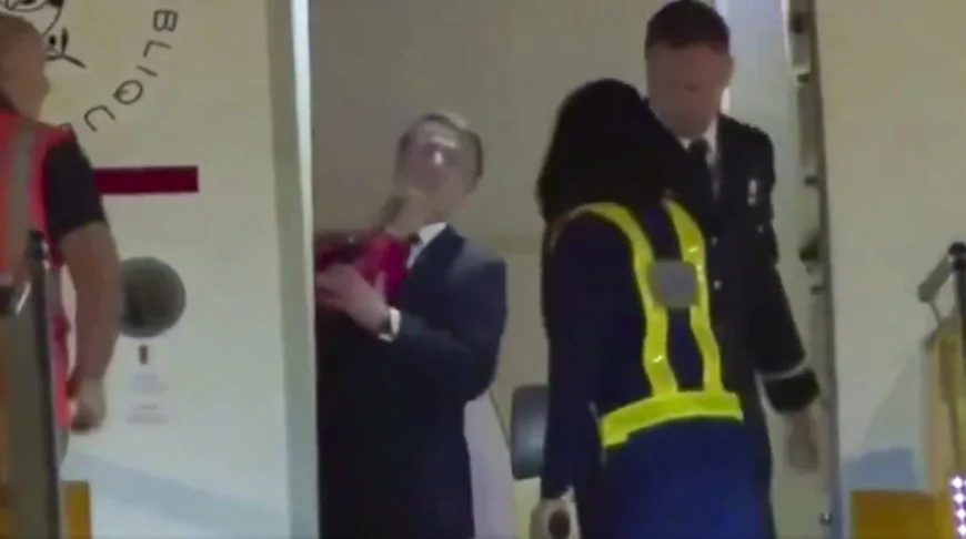 Emmanuel Macron dezminte orice „scenă domestică” între el și soția sa, Brigitte. „Pur și simplu am glumit”