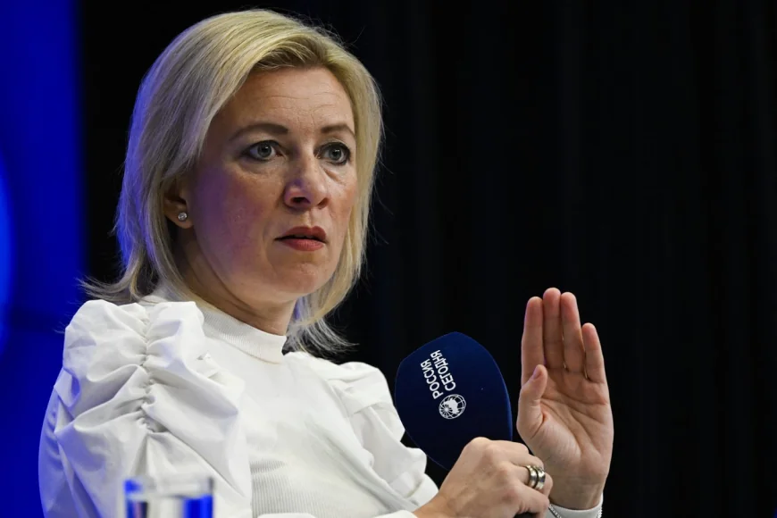 Maria Zaharova: Lumea a văzut imaginile cu Macron primind un croşeu de dreapta de la soţia sa. A fost lovit de „mâna Kremlinului”