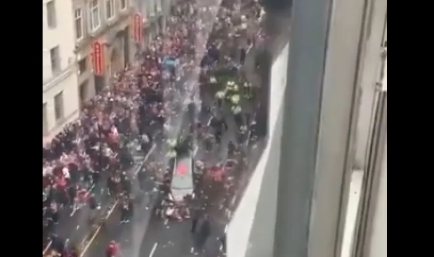 VIDEO&FOTO. Un bărbat a fost reţinut după ce a intrat cu maşina în mulţime la parada echipei Liverpool