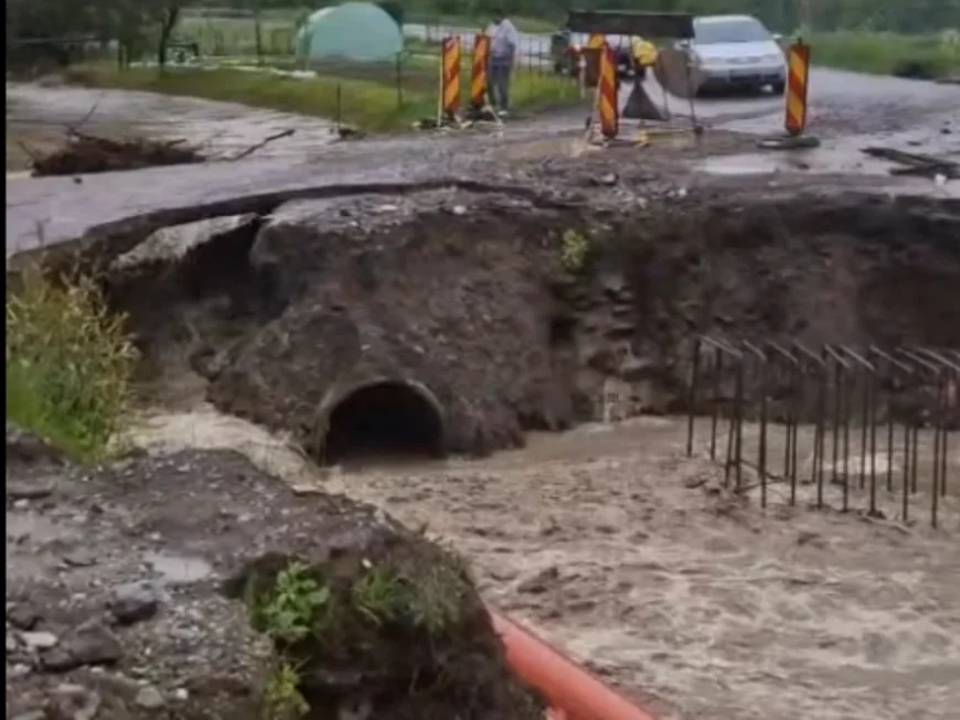Podeț surpat în Covasna din cauza ploilor. Autoritățile anunță că nu sunt localități izolate
