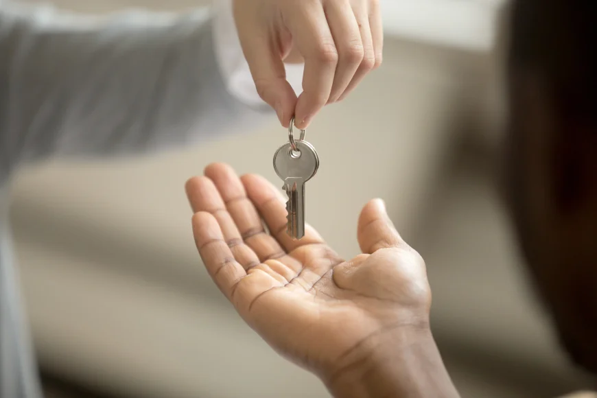 Locuințe la preț de mașină în localitățile părăsite. Orașul în care o garsonieră se vinde cu 5.000 de euro. „Prețul e dictat de piață”