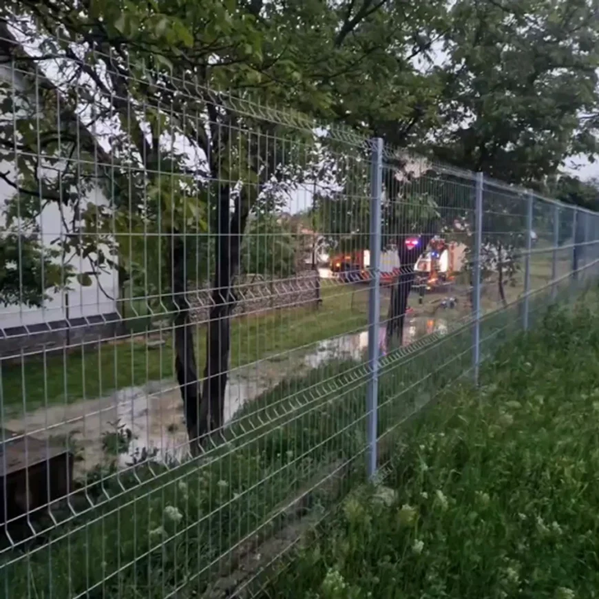 Risc de inundaţii în mai multe judeţe. Zeci de persoane din Covasna au fost evacuate