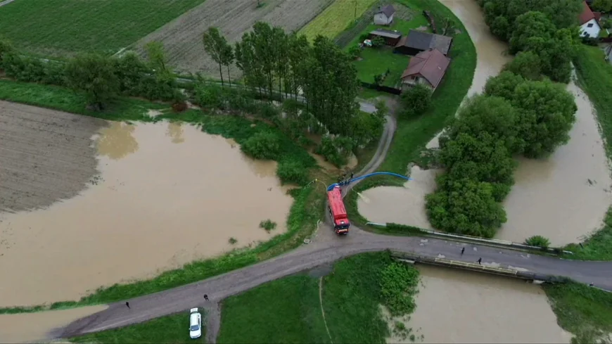 Ploile și vijeliile au făcut ravagii: sute de oameni evacuați în Covasna, case inundate în Harghita. A fost emis cod roșu de inundații