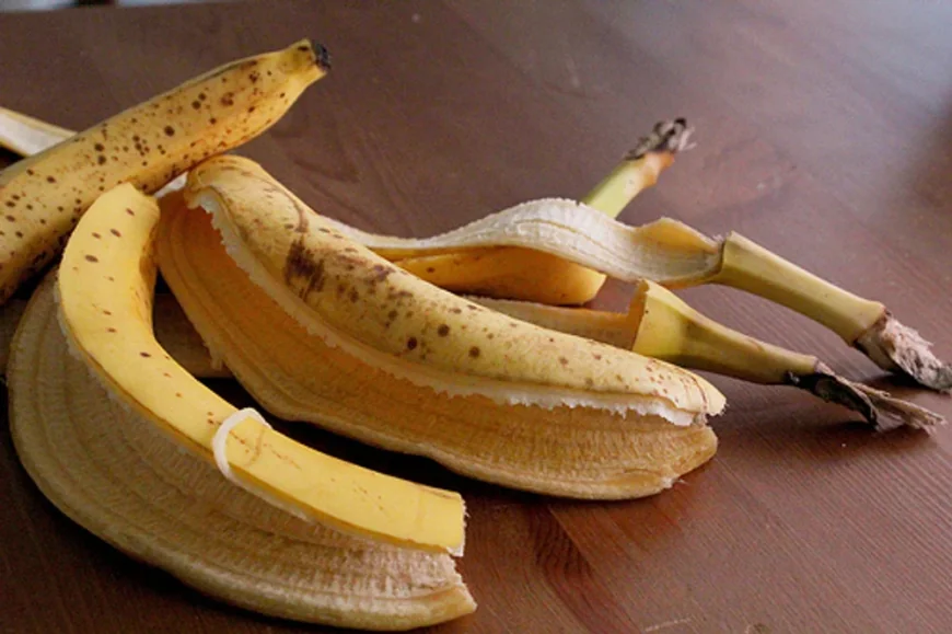 Trucul genial al unui bucătar. De ce să pui coji de banană peste carne înainte de a o băga la cuptor