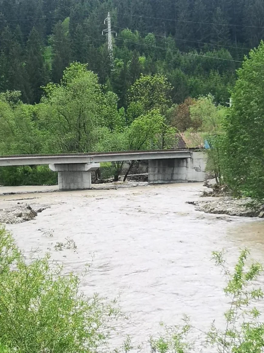 Trei sate din județul Bacău sunt izolate după ce un pod provizoriu a fost luat de ape