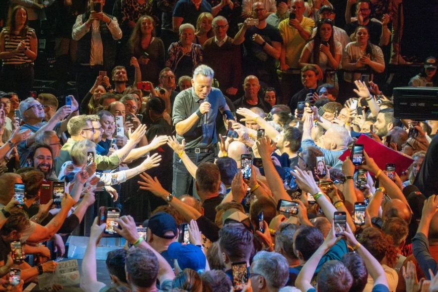 Bruce Springsteen şi-a reluat atacurile la adresa președintelui SUA: „Corupt şi incompetent”. Trump: „Ești o prună bătrână uscată”