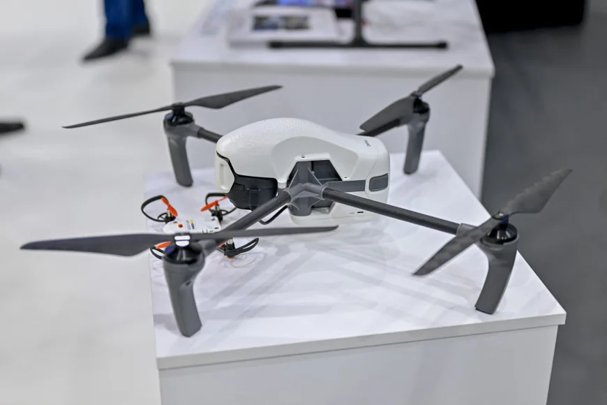 Elevii ruși vor învăța să opereze dronele direct dintr-un manual școlar, tipărit de o companie cu legături cu fiica cea mică a lui Putin