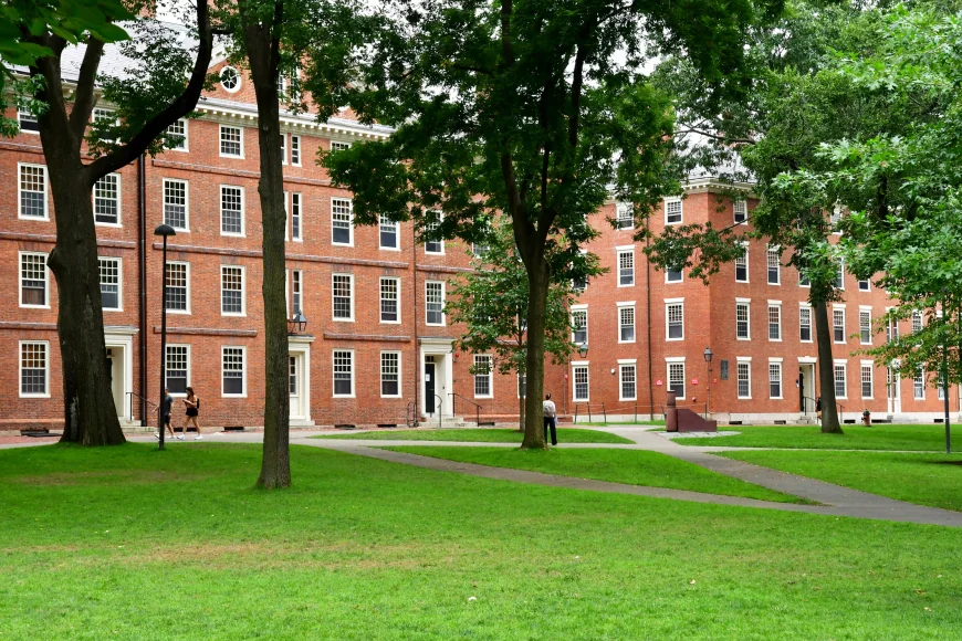 Administrația Trump anunţă încetarea tuturor contractelor cu Universitatea Harvard