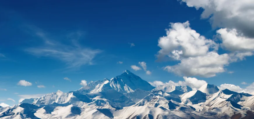 „Arma secretă” a unor britanici care au reușit să urce pe Everest în câteva zile, deși în general durează câteva săptămâni: „Este acesta viitorul alpinismului?”