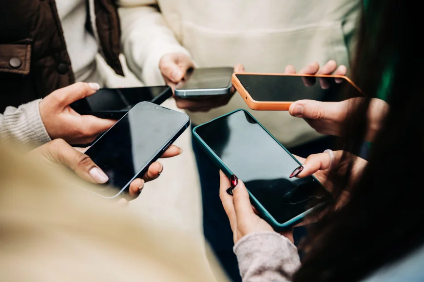 Tinerii din Europa încep să se sature de smartphone. Concluzii surprinzătoare într-un sondaj britanic
