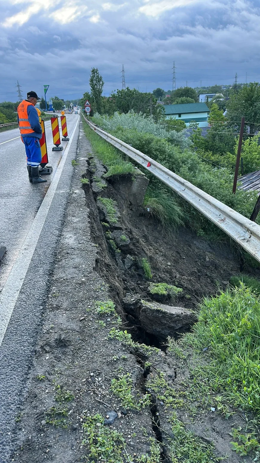 Momentul în care o șosea se surpă, în Galați. Ploile fac ravagii în țară: gospodării inundate, alunecări de teren și trafic restricționat