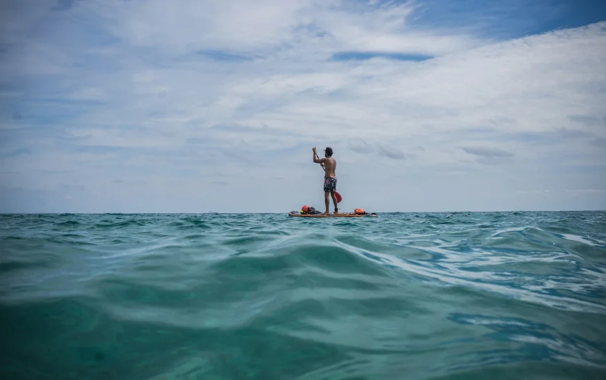 Cetățean francez arestat după ce a intrat ilegal în Rusia cu o placă de surf cu vâslă, venind dinspre Estonia