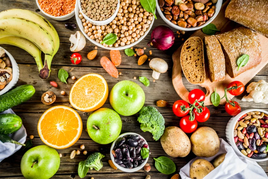 Proteinele sau carbohidrații? Cercetătorii au stabilit ce grupă de alimente prelungește viața sănătoasă: „Alegerile făcute la mijlocul vieții pot influența decisiv calitatea deceniilor următoare”