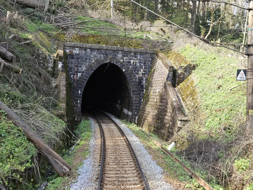 Trenurile vor acumula întârzieri în zona Predeal, din cauza unei alunecări de teren