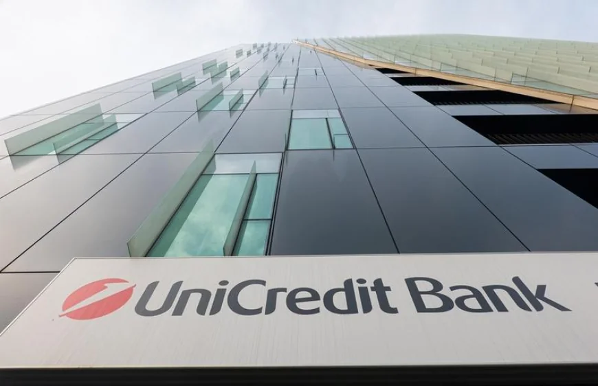 Începând de azi clienții Alpha Bank vor primi noile carduri emise de UniCredit. Integrarea celor două bănci se va încheia în august
