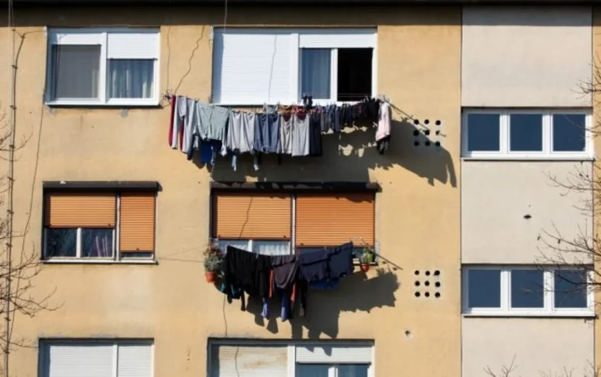 Uscarea rufelor în afara balconului, interzis în Craiova. Ce amenzi riscă locatarii