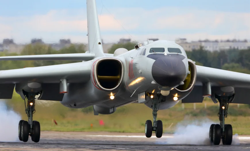 Cele mai avansate bombardiere chineze, văzute pe o insulă disputată din Marea Chinei de Sud