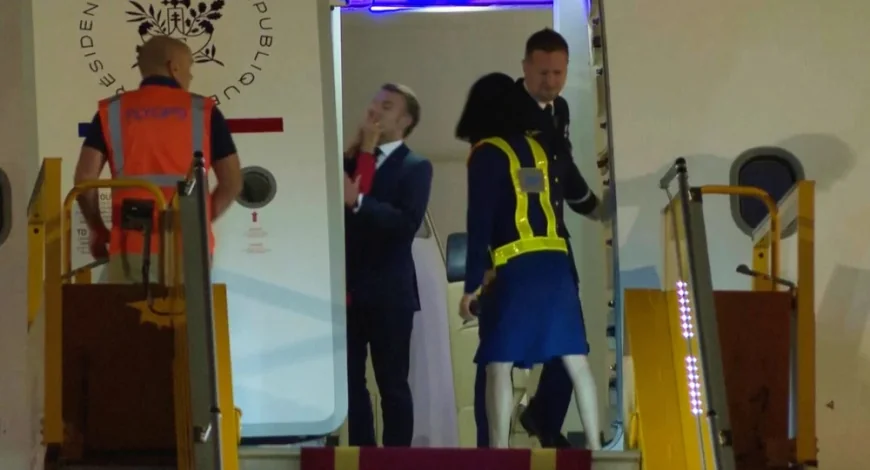 Ce i-ar fi șoptit Brigitte lui Emmanuel Macron după gestul neașteptat. Dezvăluirile unui expert în citirea pe buze