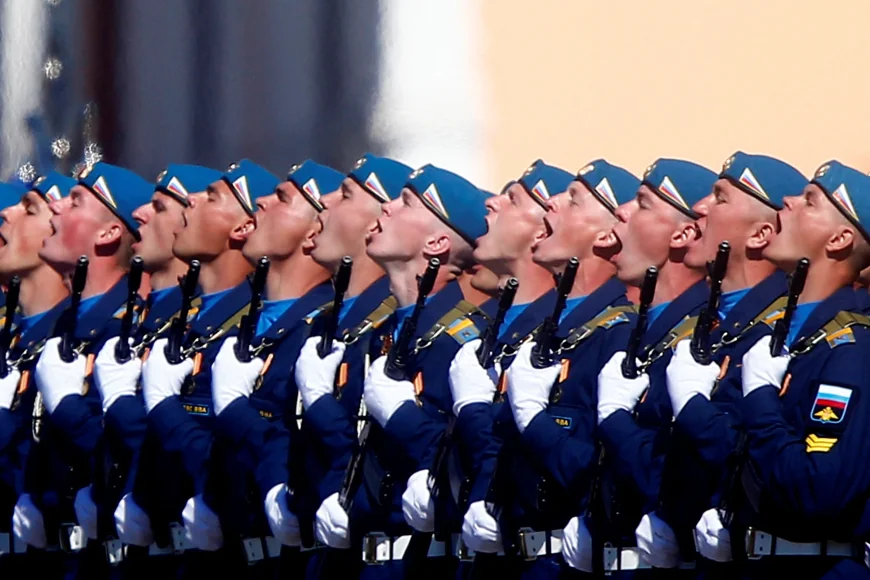 FT: Economia de război a lui Vladimir Putin se răcește, dar rușii încă se simt mai bogați, iar asta nu le schimbă opinia despre război
