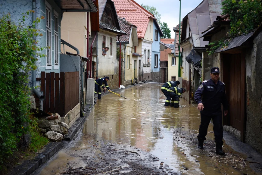 Zeci de localități afectate de ploi și viituri: sute de persoane evacuate. Zonele cu risc ridicat și restricțiile de trafic impuse