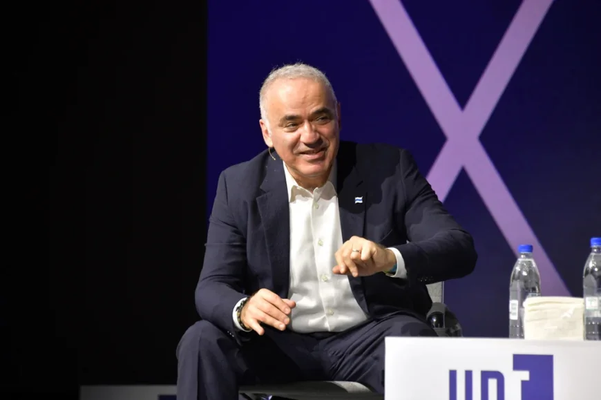 România, dată ca exemplu americanilor de Garry Kasparov: „Este cea mai recentă societate care a obținut o victorie pentru libertate”