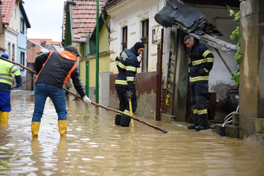 Ploile și viiturile fac ravagii în țară: sute de oameni evacuați, case și drumuri inundate. Codul roșu de inundații rămâne în vigoare