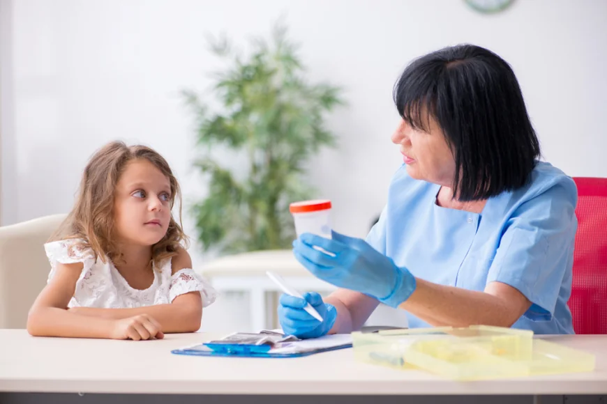 Infecțiile urinare la copii pot cauza complicații dacă nu sunt tratate la timp. Pediatru: „Febra fără explicație este unul dintre principalele semne care ar trebui să ducă la un consult medical”