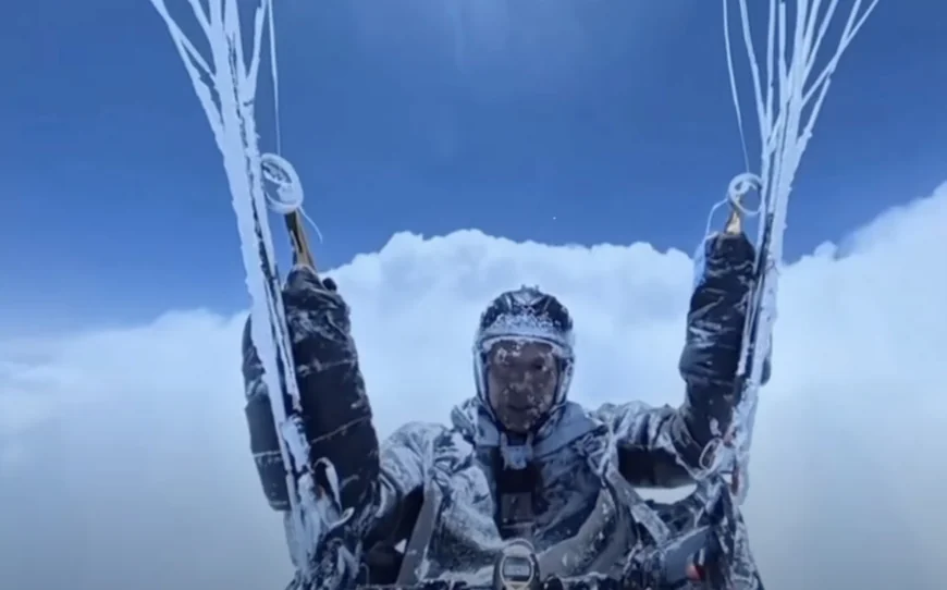 Un parapantist chinez a supraviețuit unui zbor accidental la 8.000 m altitudine. Imagini cu bărbatul acoperit de cristale de gheață