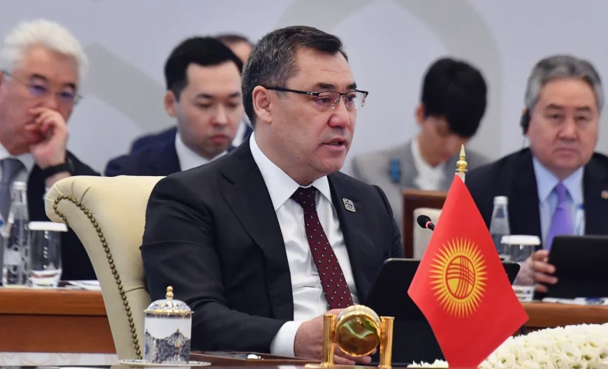 Opt jurnaliști au fost arestați în Kârgâzstan. Autoritățile îi acuză de incitare la nesupunere