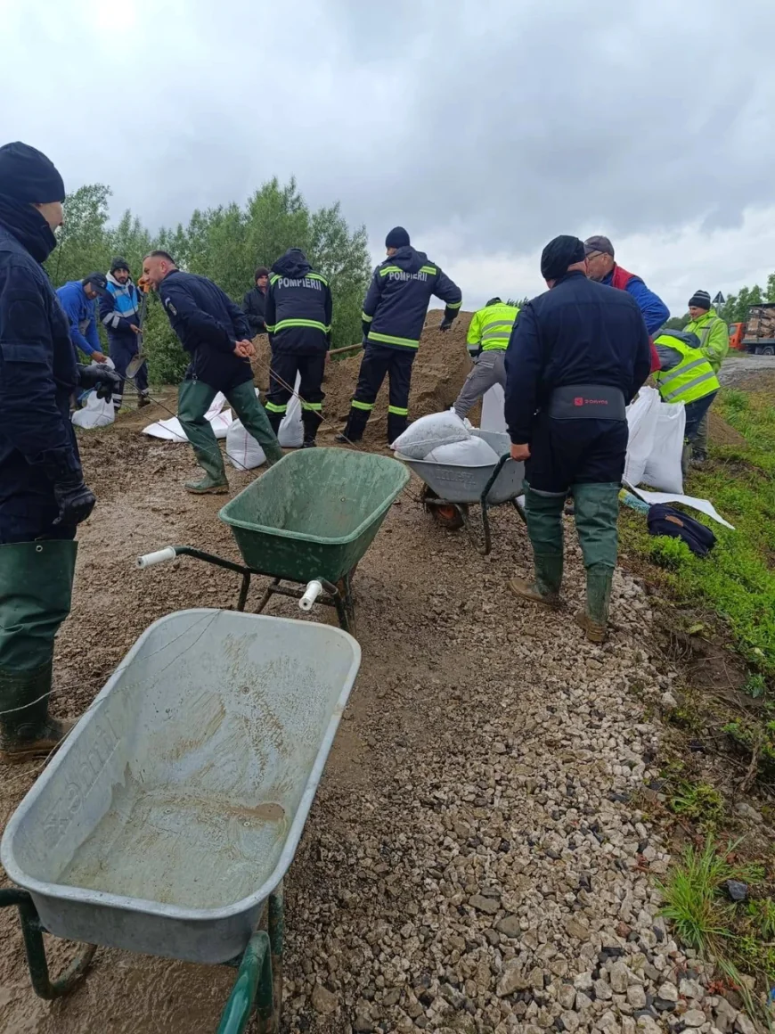 Persoane evacuate în urma inundațiilor cauzate de râul Olt într-o comună din Brașov. Sute de animale au fost îndepărtate din calea puhoaielor