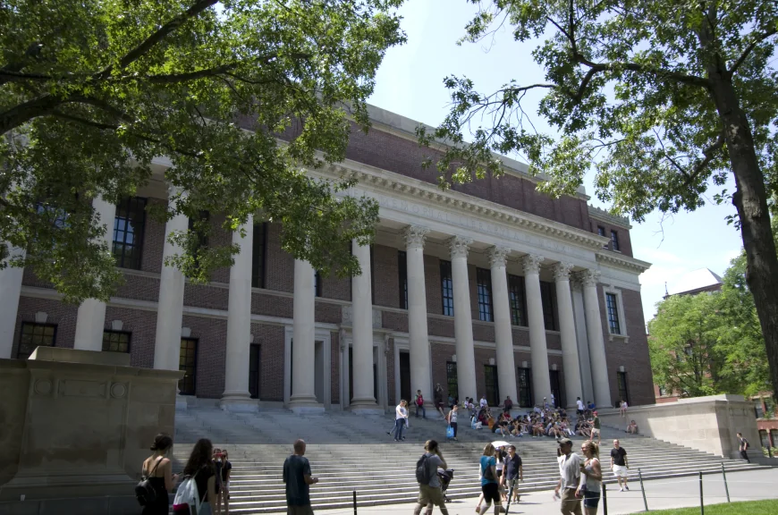 Universități din întreaga lume se întrec în oferte pentru studenții pe care SUA nu îi mai doresc: „Politicile adoptate de guvernul american au fost ca o palmă peste față”