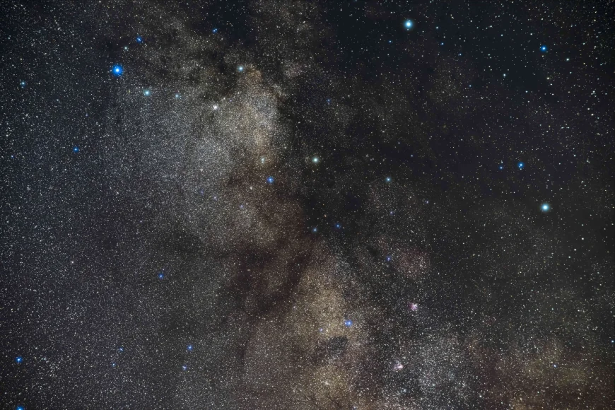 Astronomii au descoperit „un ac în carul cu fân”: o stea cu un comportament diferit decât oricare alta
