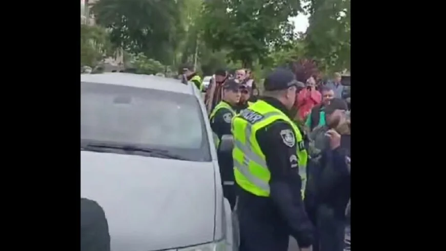 Răzvrătire într-un oraș din vestul Ucrainei. Mai multe persoane au blocat un vehicul de recrutare al armatei şi i-au înţepat anvelopele