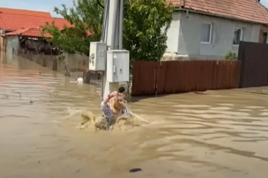 Momentul în care o jurnalistă care transmitea live din mijlocul inundațiilor cade și este acoperită de apă