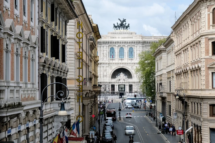 Declarația de avere este publică în Italia. În Spania, doar înalții demnitari sunt obligați să o completeze; regele este exceptat