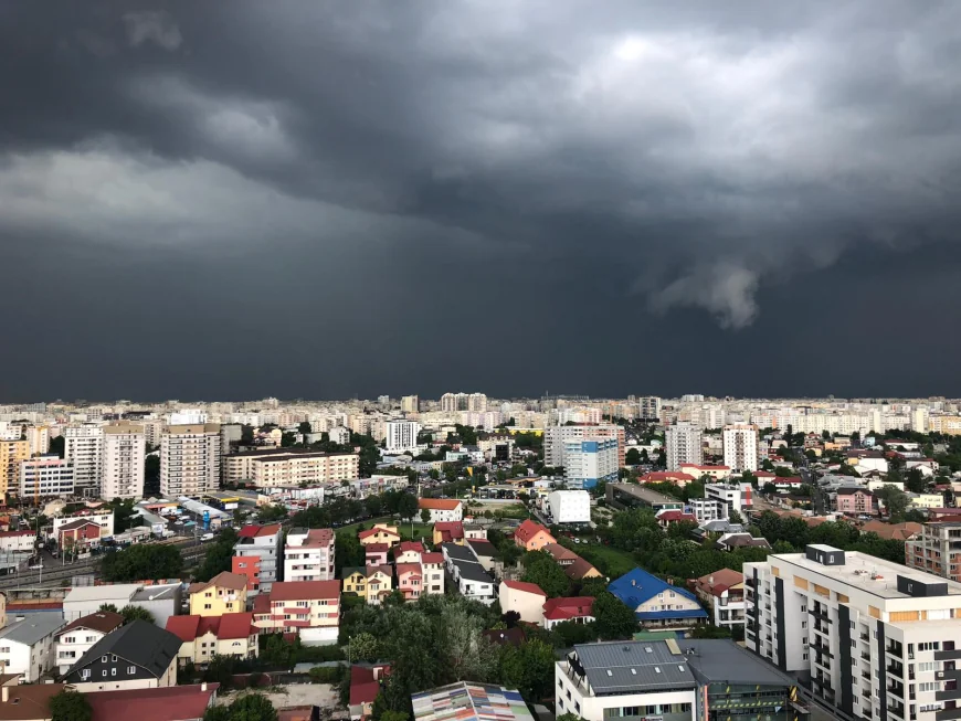 Furtuna a doborât copaci și a inundat mai multe străzi în București