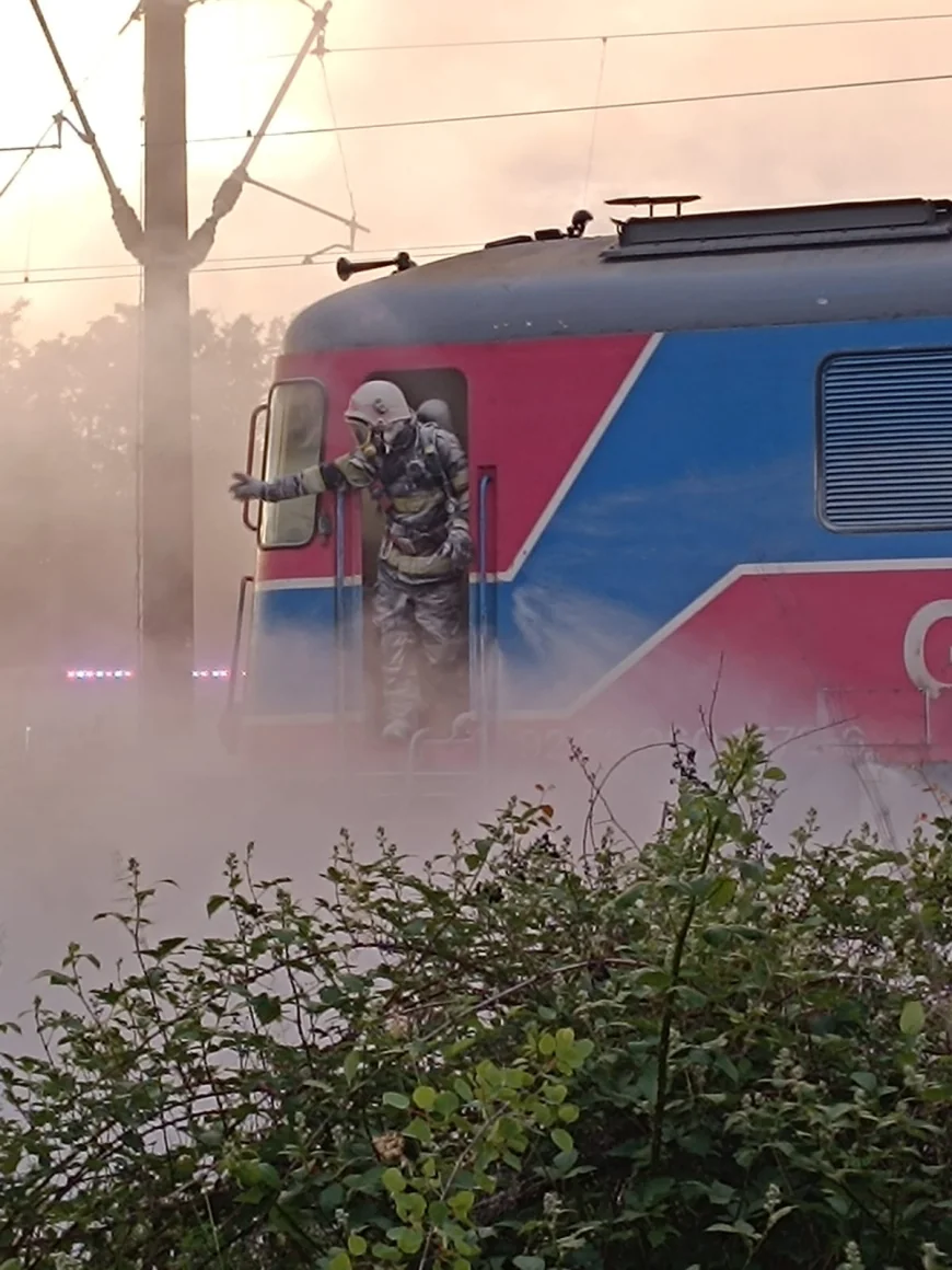FOTO Incendiu la o locomotivă care tracta 36 de vagoane cu țiței
