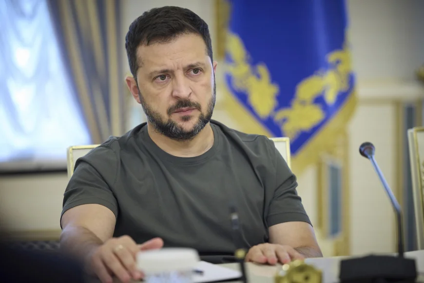 Volodimir Zelenski anunță că a plecat de la un târg literar cu cartea „Ucideți tiranul”