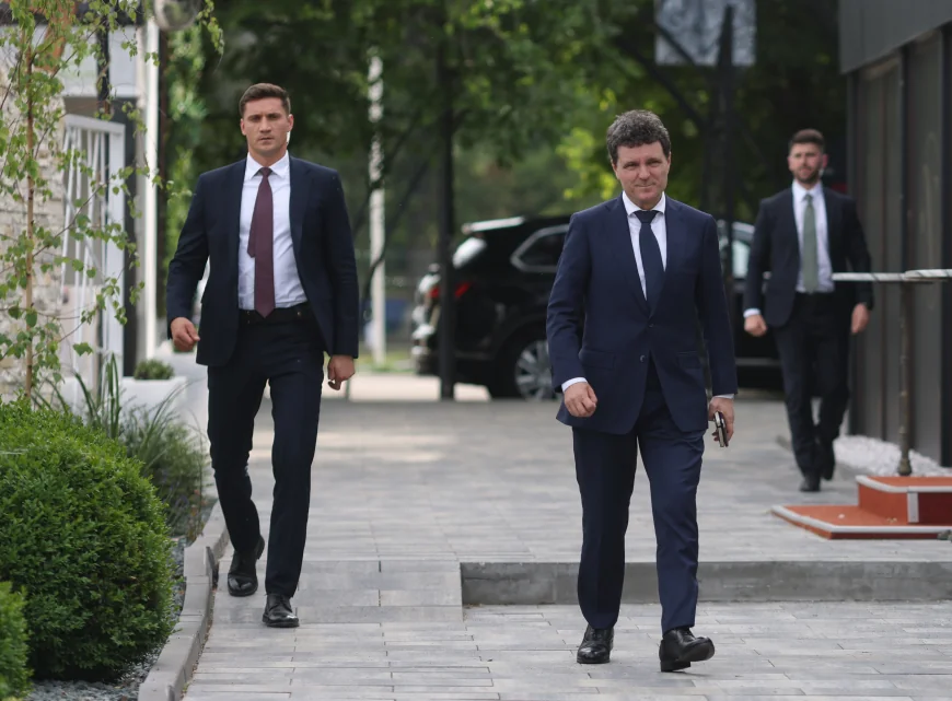 Nu-l mai obiectificați pe SPP-ist, dar nici pe Nicușor. Cum a ajuns președintele Dan fetișul fanteziilor politice