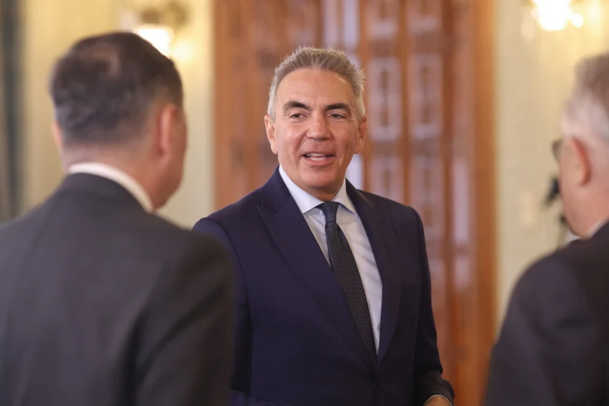 Dragoș Anastasiu: Nu putem spune acum dacă se măresc sau nu taxele. În acest moment, încă mai aruncăm piesele de puzzle pe masă. Atmosfera este constructivă și de plină de responsabilitate.