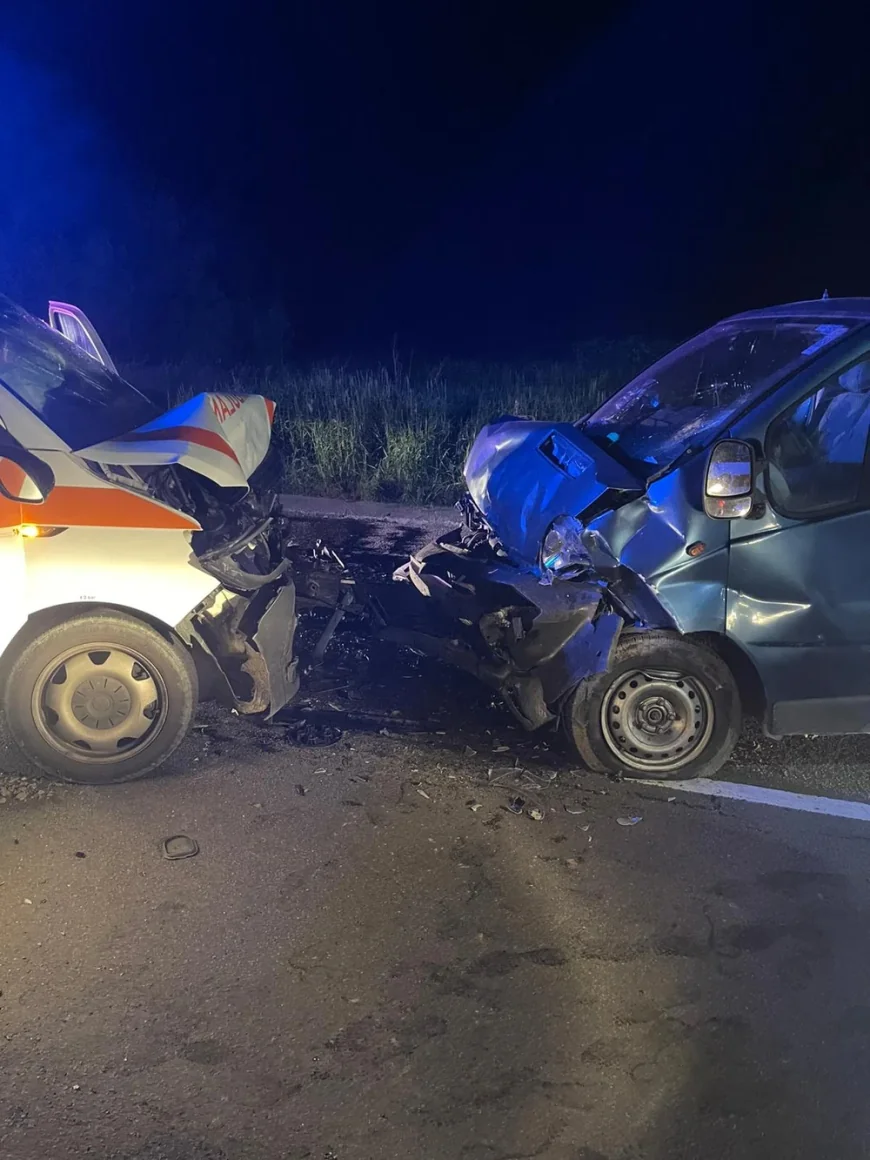Ambulanță implicată într-un accident în Bistrița-Năsăud. Șoferul ambulanței și pasagera lui au fost răniți