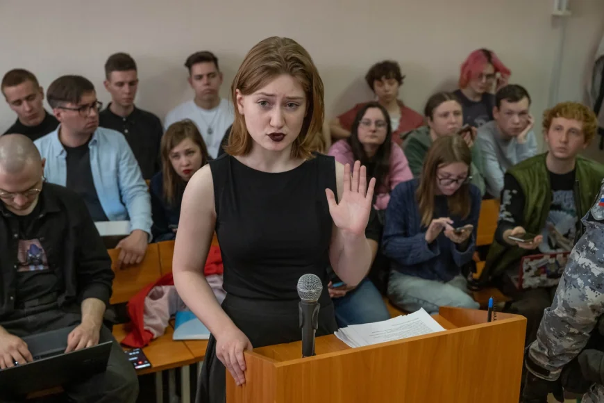 O tânără de 19 ani din Rusia a citat dintr-un poet ucrainean, într-un tribunal din Sankt Petersburg / Decizia instanței 