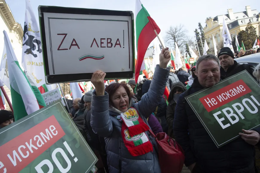 Revoltă la sud de Dunăre înainte de adoptarea euro: Președintele a cerut referendum, alții fac apel la salvarea „leului bulgar”