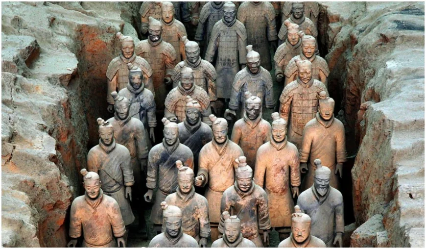 Un turist a sărit balustrada și a distrus două statui din expoziţia Armatei de Teracotă, în China